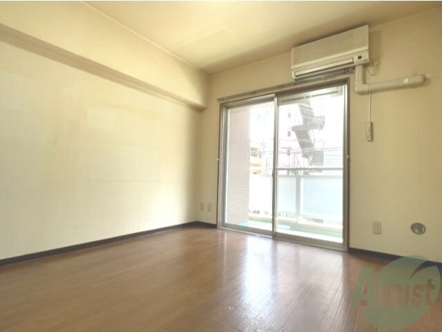 居室・リビング　リビングは６帖と広く、陽当りも良いです。