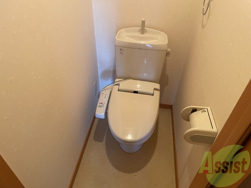 トイレ　温水洗浄便座なので快適に使用できそうですね。