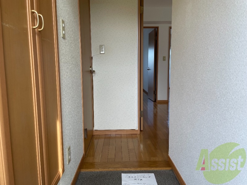 玄関　玄関から撮影しました。敷居が高くなくて安心ですね。