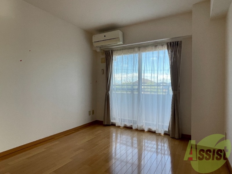 居室・リビング　６．８帖の居室です。広々としていますね。