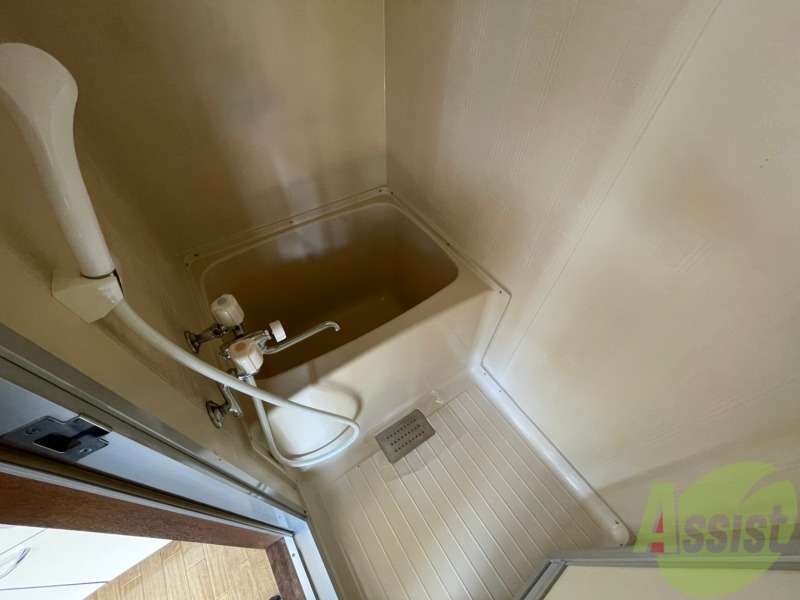 バス・シャワールーム　こちらはお風呂。一日の疲れをここで癒してください。