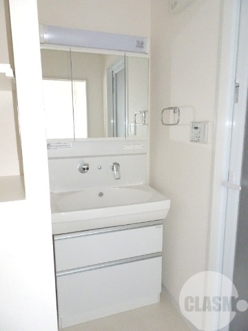 洗面設備　鏡を開くと収納があります♪