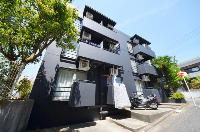 建物外観　★程よい緑に囲まれた、居心地の良い物件です★