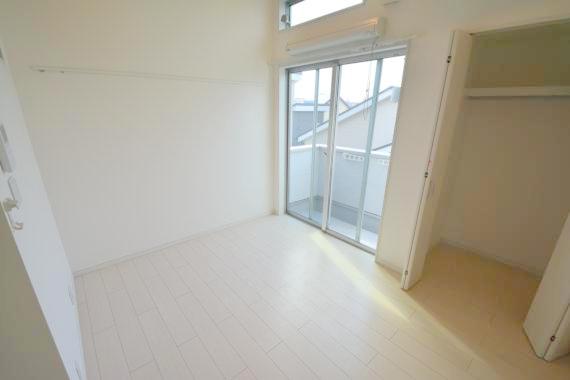 居室・リビング　白を基調とした内装でおしゃれで、落ち着ける空間です。