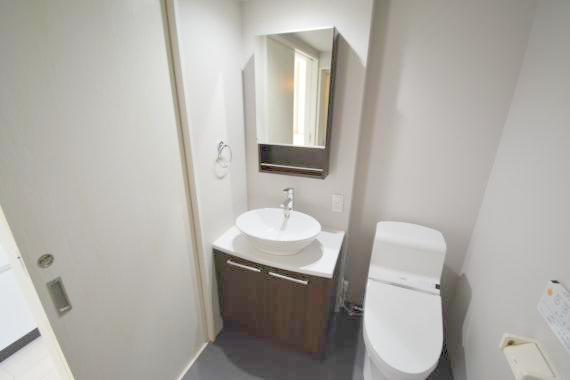 洗面設備　身支度が出来る独立洗面台です。