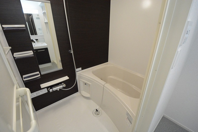 バス・シャワールーム　浴室乾燥機・追い炊き機能付きで便利です！