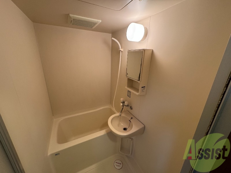 バス・シャワールーム　浴室になります。お風呂で疲れを癒してくださいませ。