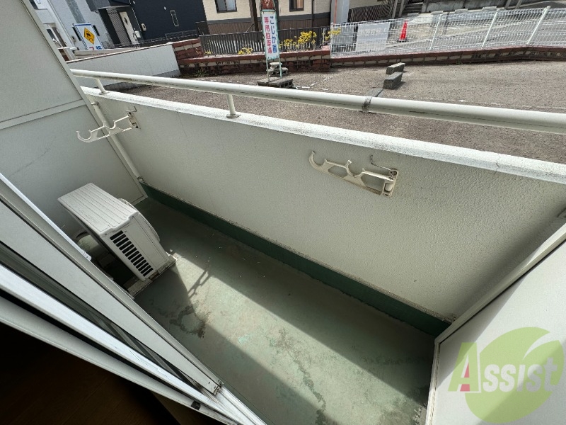 バルコニー　バルコニーになります。広々としていて洗濯物も楽ですね。