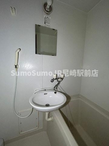 洗面設備　明るい洗面所です