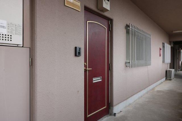 玄関　現況と異なる場合があります。