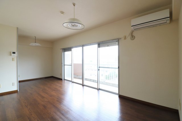 居室・リビング　現況と異なる場合があります。