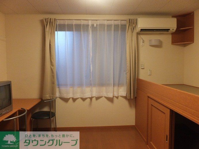 居室・リビング　ベッド横、下に収納スペースあり