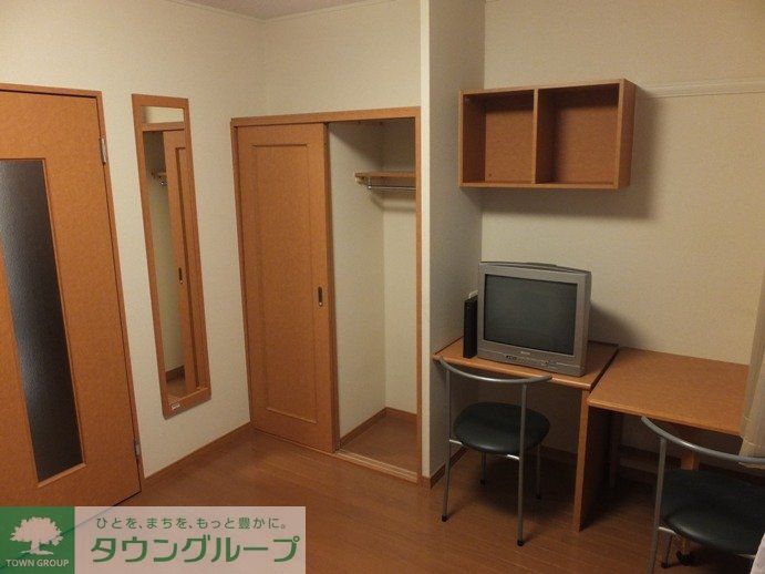 居室・リビング　テレビ、エアコン、鏡、椅子机ほか家具家電付き