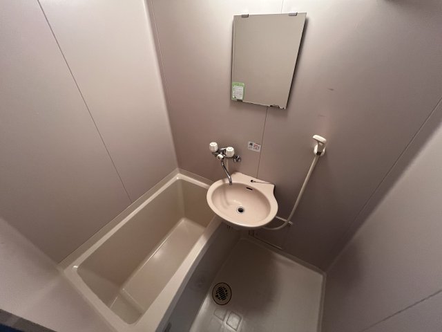 バス・シャワールーム　シンプルで機能的なユニットバスです♪