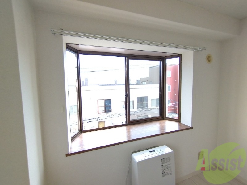 バルコニー　大きな窓がありますので風通しが良さそう。