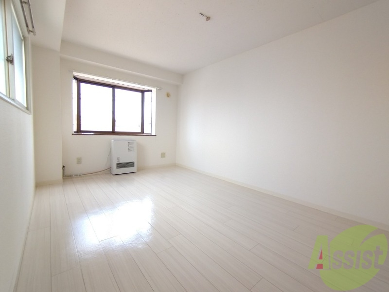 居室・リビング　リビングです。白を基調としていてお部屋全体が明るいですね！