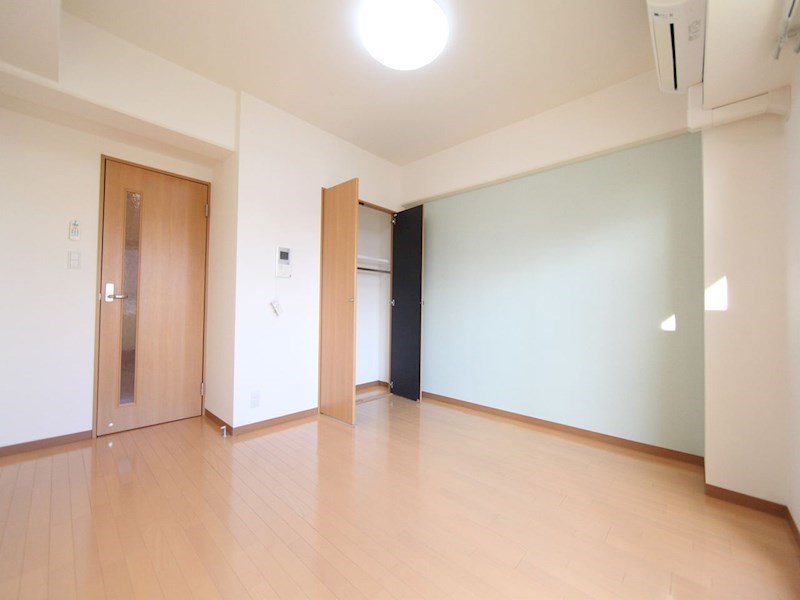 居室・リビング　洋室7.9帖　エアコン完備　南面バルコニー