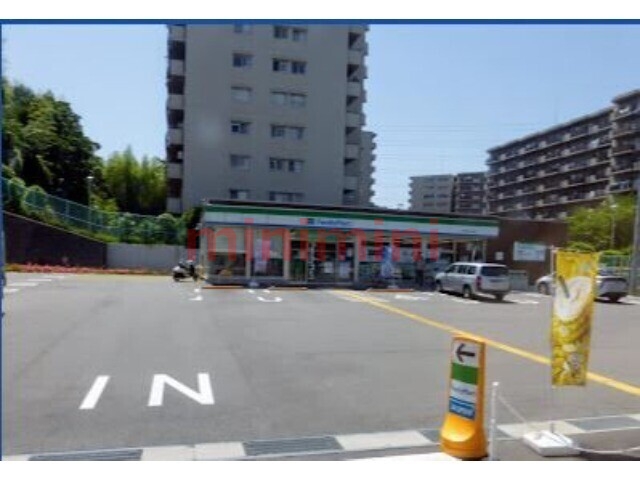 コンビニ　ファミリーマート茨木美穂ケ丘南店（コンビニ）まで516m