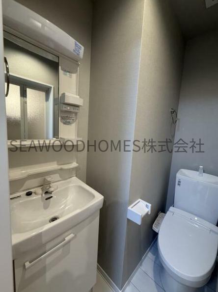 洗面設備　大きな鏡で自分磨きも。毎日を輝かせる場所。