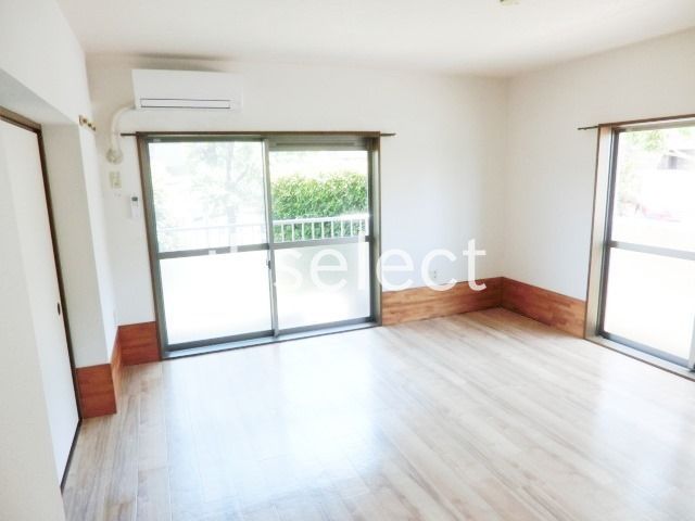 居室・リビング　窓が多く開放的なお部屋です。