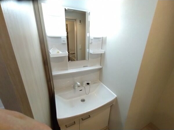 洗面設備　朝の身支度に便利な洗面台です♪