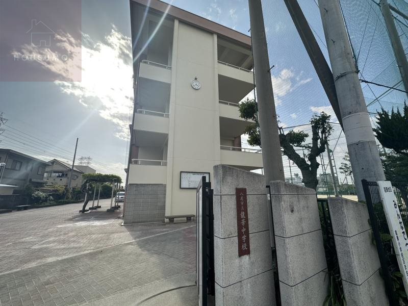 中学校　八尾市立龍華中学校（中学校）まで555m