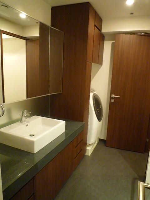 洗面設備　明るい洗面所です