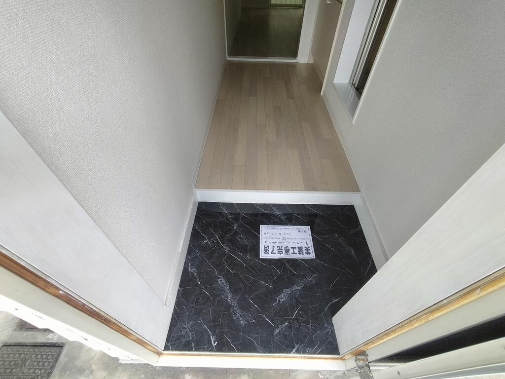 玄関　（同仕様写真）