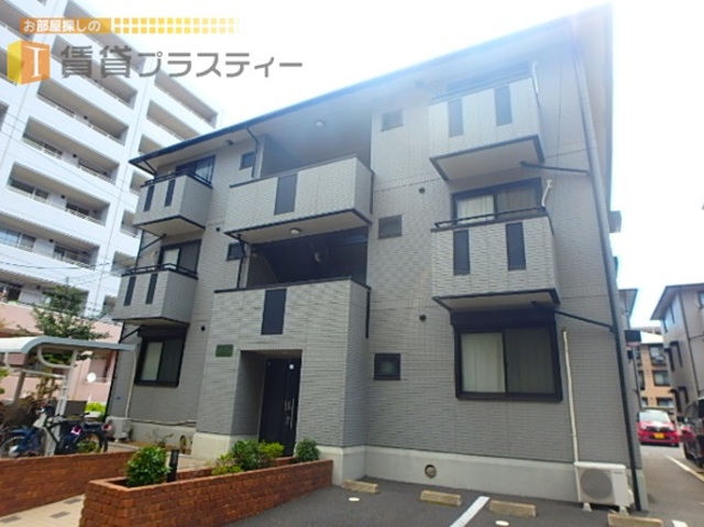 建物外観　同シリーズ４棟で形成される、雰囲気の良いアパートです。