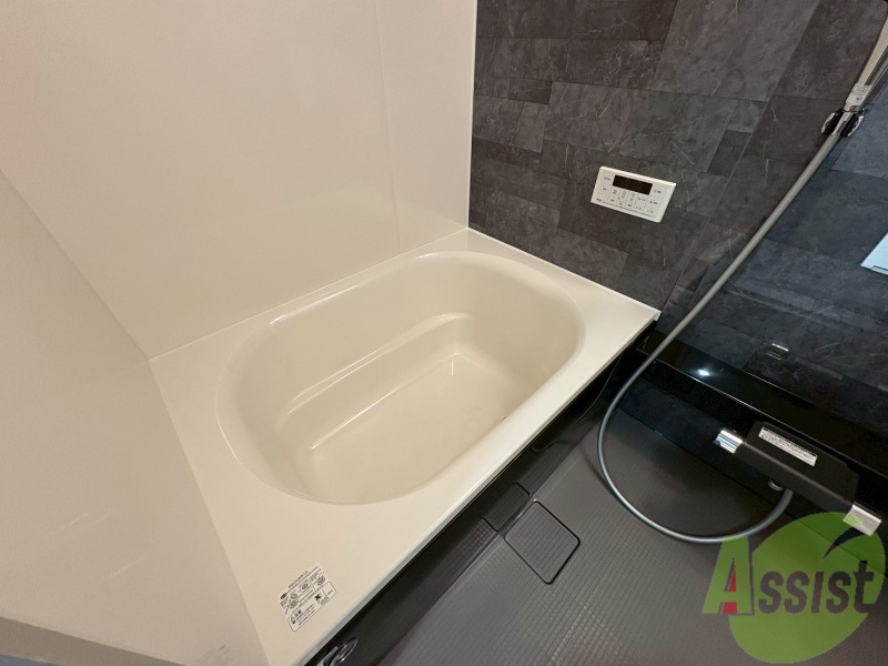 バス・シャワールーム　こちらはバスルームになります。追い炊き機能付。