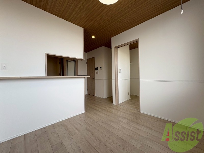 居室・リビング　こちらは８．４帖のリビングになります。