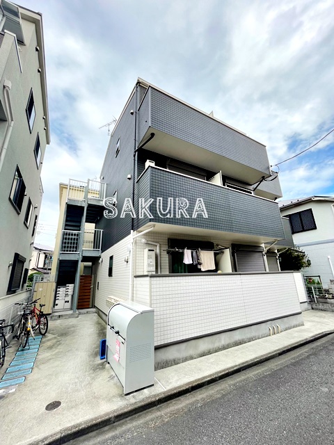 エントランス　重厚感のある建物デザイン♪