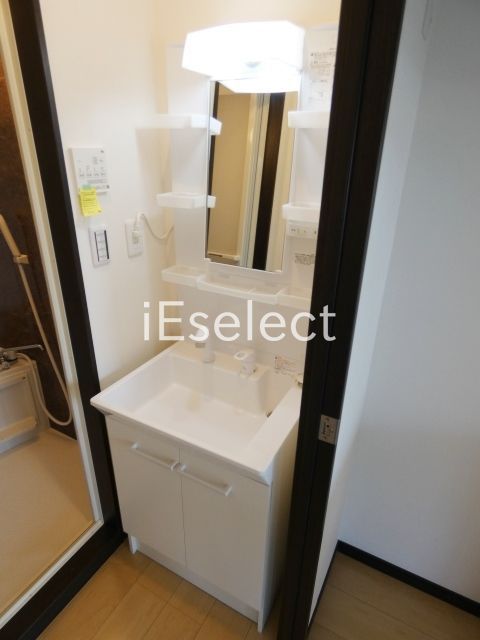 洗面設備　見朝の身支度に便利な独立洗面台です