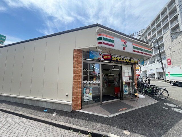 コンビニ　セブンイレブン横浜十日市場駅南口店（コンビニ）まで300m