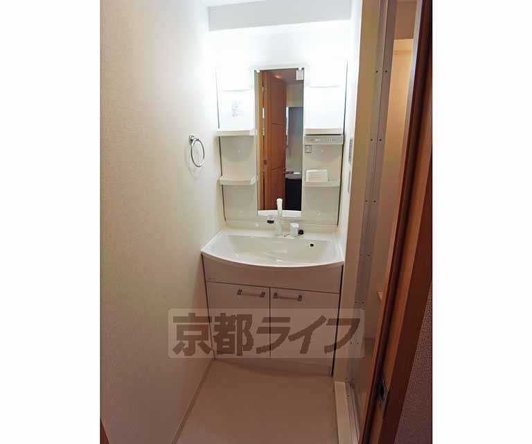 洗面設備　便利な洗面台です。