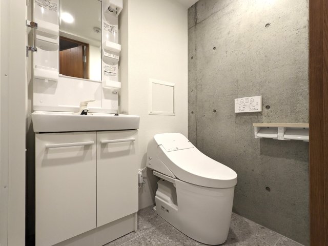 洗面設備　明るい洗面所です