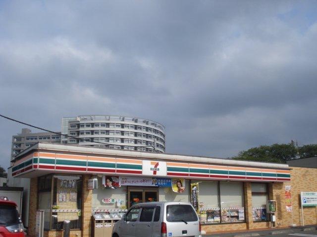 コンビニ　セブンイレブン（コンビニ）まで551m