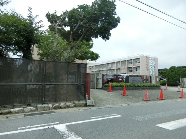 高校・高専　三重県立四日市高等学校（高校・高専）まで814m