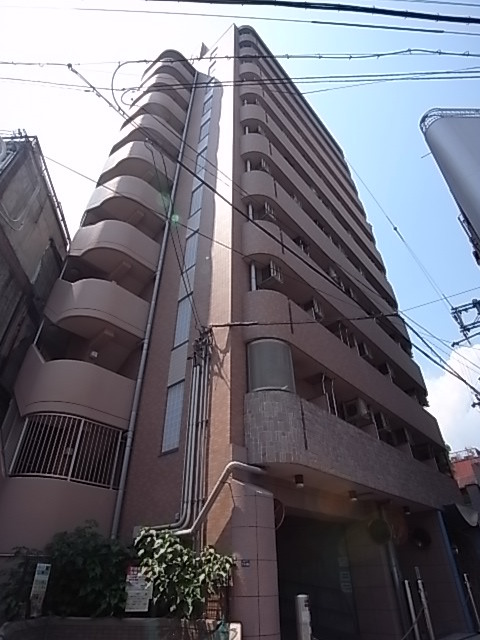 エントランス　重厚感のある外観