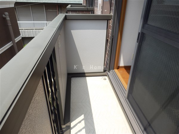 バルコニー　シャッター雨戸付きで防犯面も安心！陽当たり良好なバルコニー！