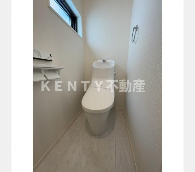 トイレ　落ち着いた色調のトイレです