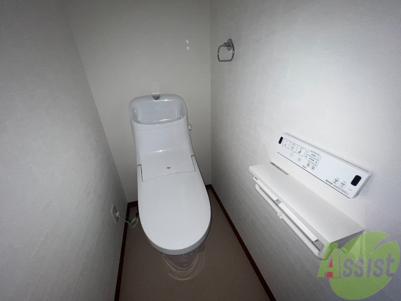 トイレ　温水洗浄便座なので快適に使用できそうですね。