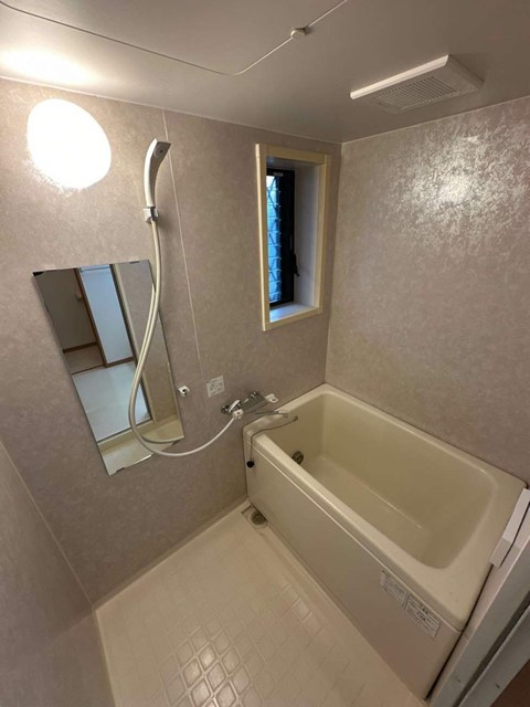 バス・シャワールーム　※参考写真※清潔感のある浴室です♪窓があるので湿気対策OK！
