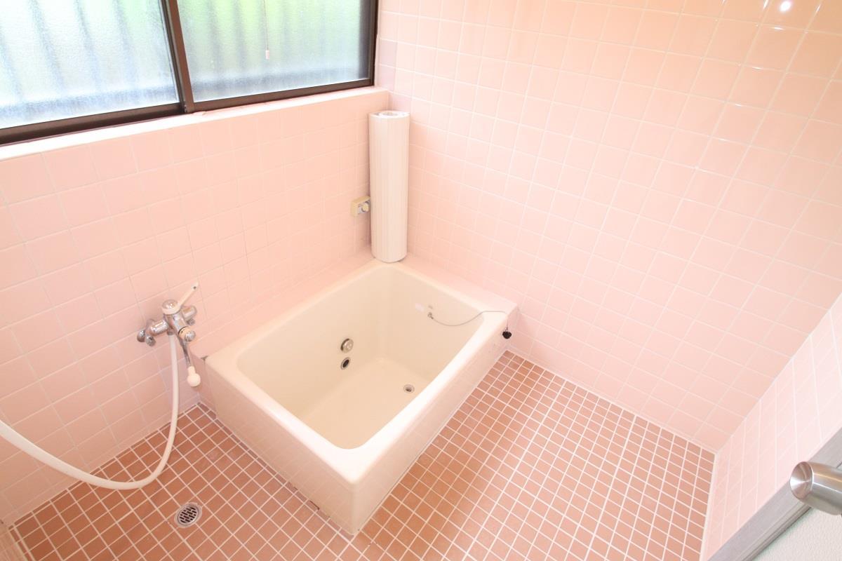 バス・シャワールーム　窓があり換気が出来る浴室です