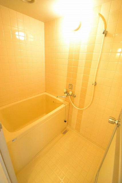 バス・シャワールーム　☆広い浴槽でゆったり過ごせます☆