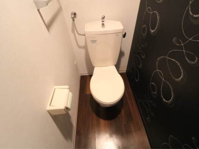 トイレ　オシャレなアクセントクロス使用のトイレスペース♪