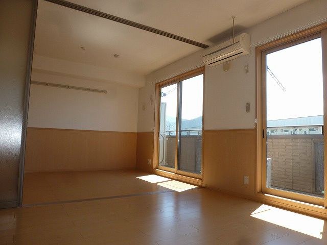 居室・リビング　303号室です