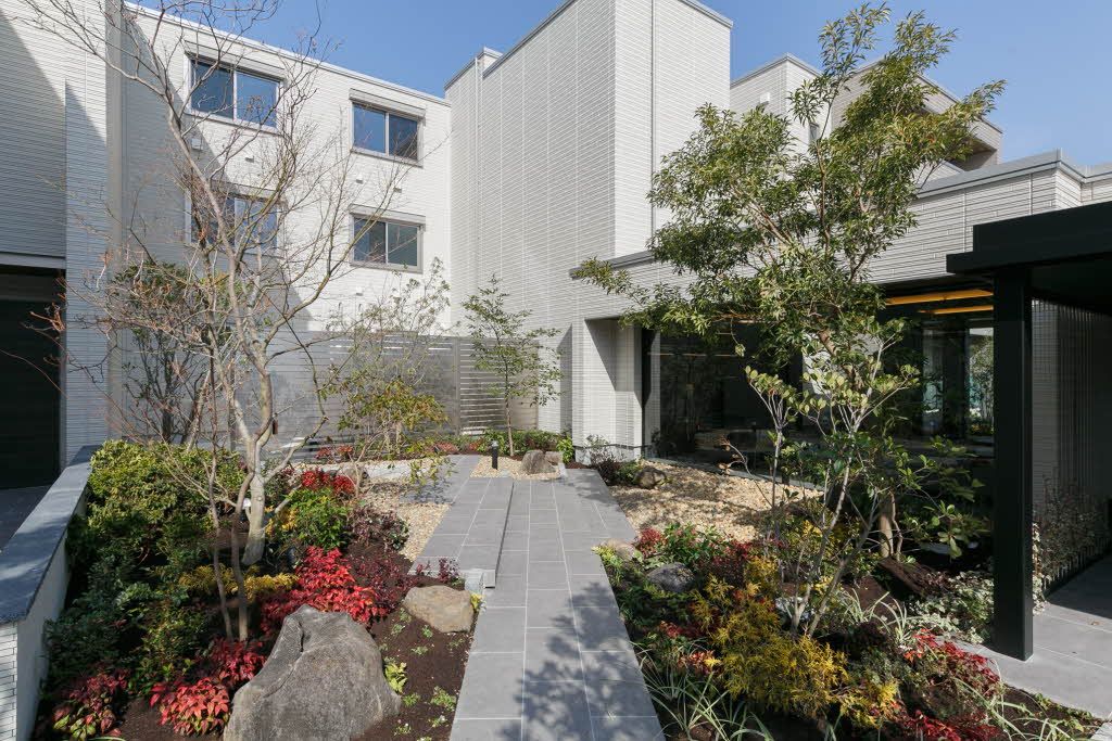 建物外観　緑豊かな中庭アプローチが心を癒す、落ち着いた住環境。