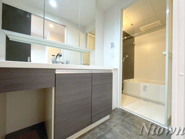 洗面設備　小物を収納するのに便利です