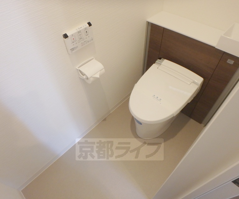 トイレ　清潔感のあるタンクレストイレです。